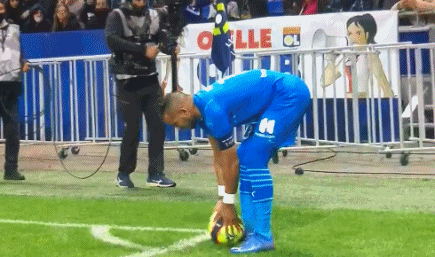 阿德巴约：卡拉格不尊重萨拉赫，他只是幸运出生在利物浦（阿德巴约批卡拉格不尊重萨拉赫：他不过是个生在利物浦的幸运儿）