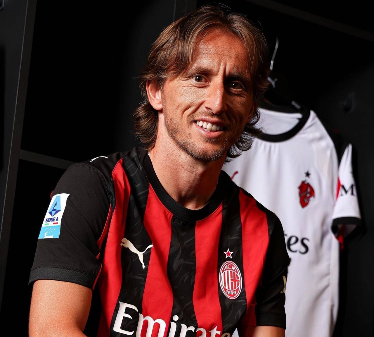 意甲媒体透露：米兰补强后防线时出现新名字：萨索洛的杰伊·伊德泽斯