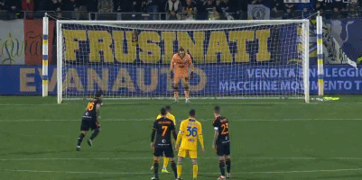 每体：巴萨冬窗优先考虑租借中卫，或者1月可自由离队的目标（每体：巴萨冬窗补强中卫以租借为先，同时关注1月可自由离队的球员）