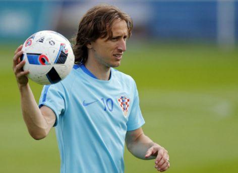 国乒8-2法国采访！莎头谈双打，王曼昱不满失误，梁靖崑谈被逆转